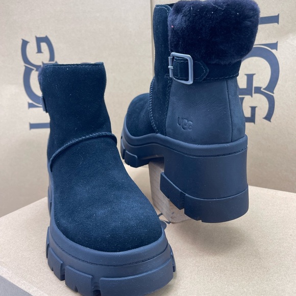 UGG Women's
W/ 1174490
W BROOKLYN BUCKLE PLATFORM HIGH HEELS BOOTS BLACK - Picture 6 of 16